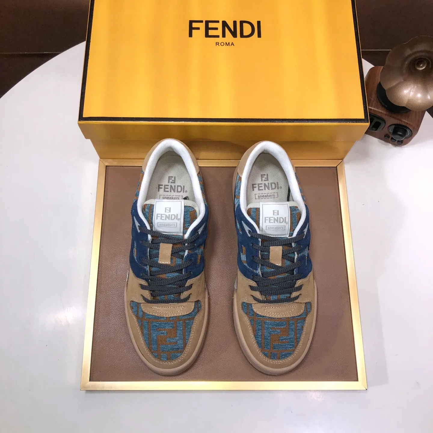 Men's men's shoes 💰600💰 Fendi 2023 latest couple model 🔥 Many 💑 stars have the same style FD match Original one-to-one replica Designer Kim Jones's first sneaker fendi match and Donkey brand Trainer basketball sneakers Material: Original silk leather Lining: Breathable mesh Packaging: Original 1:1 matching high-end packaging Size: Female 35-40 Male 38-44 (45 46. Custom-made (no return or exchange)